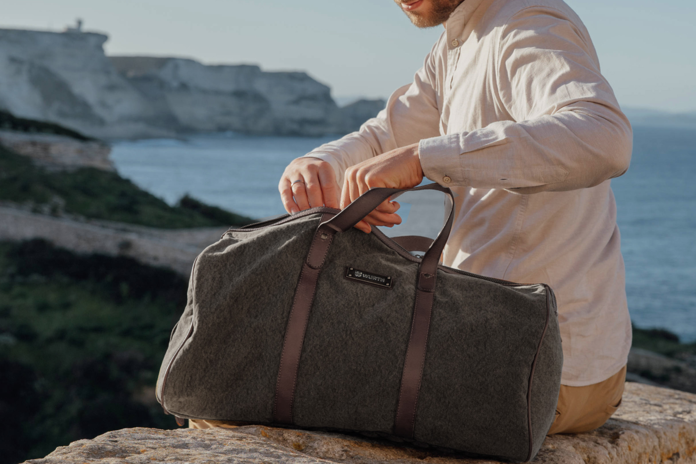 Nachhaltige Reisetasche mit Logo als Duffle am Meer